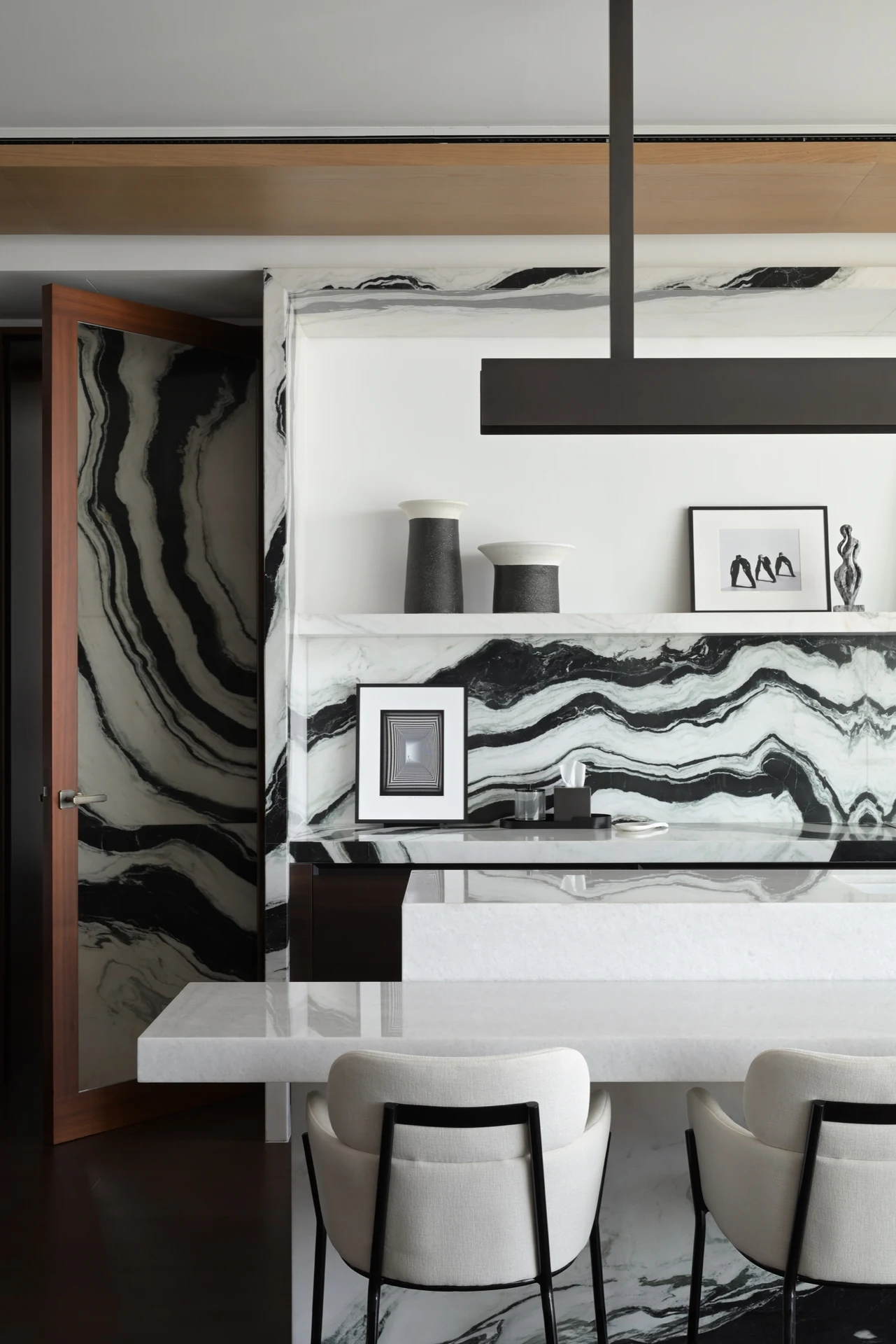 Столовая The Lana Residences с графичным рисунком камня