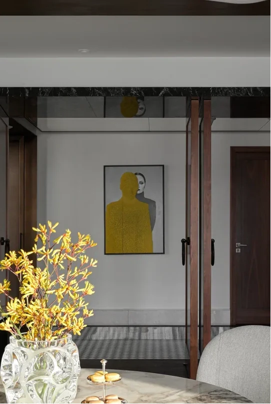Работа Алексея Головина в интерьере The Lana Residences